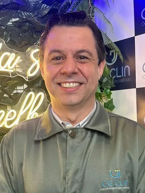 dr danilo pivaro especialista em implantodontia